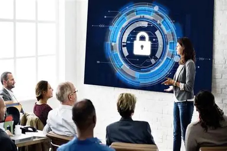 Talleres sobre ciberseguridad llegan a centros cívicos de Barajas